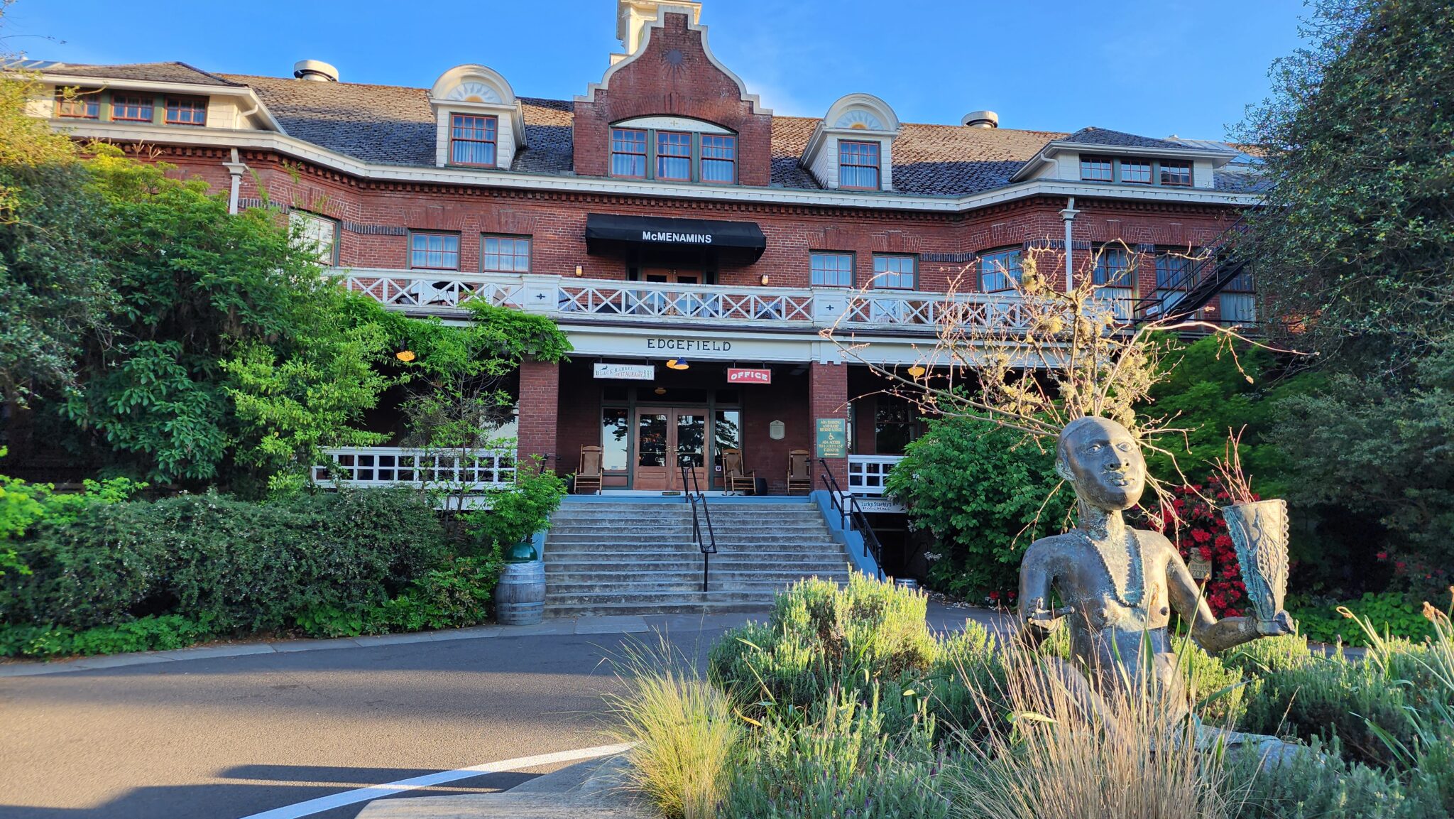 McMenamins Edgefield Hotel. Image credit: https://cityoftroutdale.com/